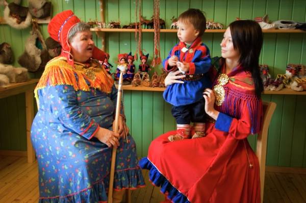 Nghề thủ công mỹ nghệ của bộ tộc Sami rất phát triển, họ chủ yếu sử dụng các chất liệu như vỏ cây bạch dương, sừng, lông, vàng và thiếc. Nghề này được truyền từ đời này sang đời khác và gắn liền với cuộc sống của người dân. Ảnh: Magnetic North Travel.