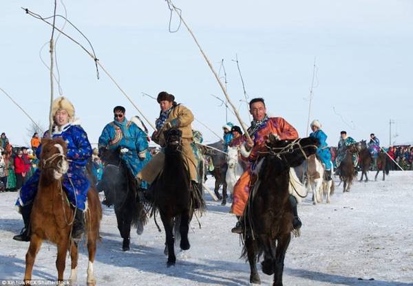 Bên cạnh đó, lễ hội còn nhiều nội dung hấp dẫn khác như đua ngựa, thi âm nhạc, thi trang phục truyền thống và thi nhan sắc lạc đà.