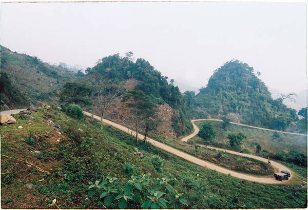 Cung đường uốn lượn như dải lụa đưa du khách về với những bản làng rộn sắc xuân của Mộc Châu.