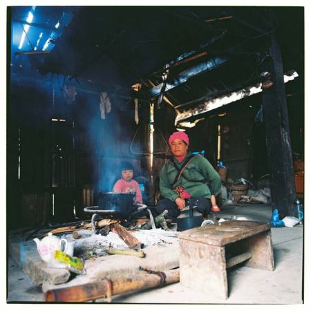 Đến Mộc Châu còn là đến với những nếp nhà gỗ đơn sơ, cũ kỹ, nơi những bếp lửa không bao giờ tắt để xua đi cái lạnh cắt da.