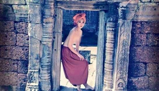 Một bức ảnh cô gái ngực trần tại đền Banteay Kdei mà ban quản lý đền Angkor khẳng định "xúc phạm tôn giáo và bản sắc Khmer" - Ảnh: WANIMAL/ The Phnom Penh Post