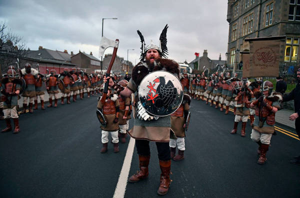  Lễ hội lửa truyền thống Up Helly Aa diễn ra vào ngày thứ ba cuối cùng của tháng 1 hàng năm tại Scotland