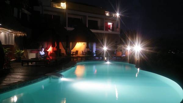 Bể bơi Aminjirah vào buổi tối.