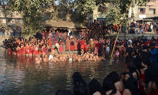 Những người theo đạo Hindu ở Nepal mừng lễ Swasthani Bratakatha bằng cách xuống tắm ở sông Hanumante. Trong lễ hội, hầu hết gia đình đều tụ họp mỗi đêm để kể lại một chương trong Swasthani Brata Katha, những câu chuyện về thần và các vị thần của đạo Hindu, trong đó có nữ thần Swasthani và thần Shiva. Truyện có 31 chương ứng với các ngày của lễ hội.