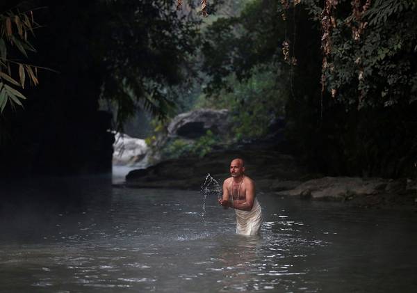 Một tín đồ xuống tắm ở sông Saali.