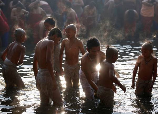 Các tín đồ tỏ lòng sùng kính bằng cách xuống tắm ở sông.