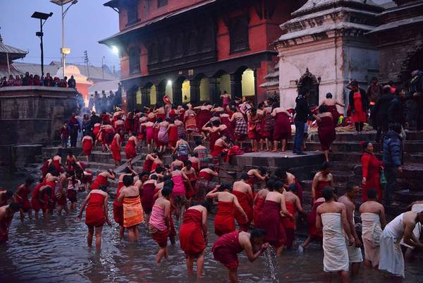 Những người dân theo đạo Hindu về nhà sau khi tắm ở sông Bagmati.