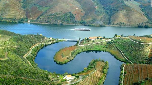 Toàn cảnh sông Douro chảy từ thượng nguồn ở tỉnh Soria (miền Trung Tây Ban Nha) tới cửa sông tại tỉnh Porto (Bồ Đào Nha) - Ảnh: CNN