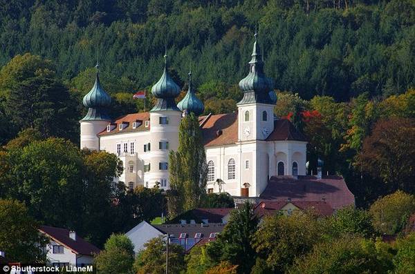 Du khách sẽ tham dự buổi tiệc rượu thân mật với công chúa Anita von Hohenberg, chủ một tòa lâu đài tại Áo - Ảnh: Shutterstock