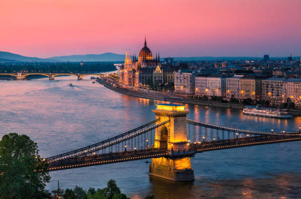 Nắng chiều nhuộm tím sông Danube - Ảnh: Viator