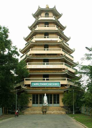 Trước chùa có Bảo tháp Xá Lợi hình lục giác. Sân chùa có cây bồ đề do Đại đức Narada mang từ Sri Lanka sang và trồng vào năm 1953.