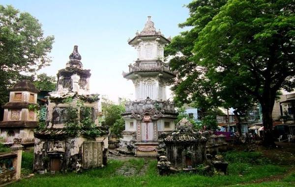 Chùa Giác Viên (Lạc Long Quân, quận Tân Bình) còn có tên là chùa Hố Đất. Công trình có kiến trúc tương tự với chùa Giác Lâm.