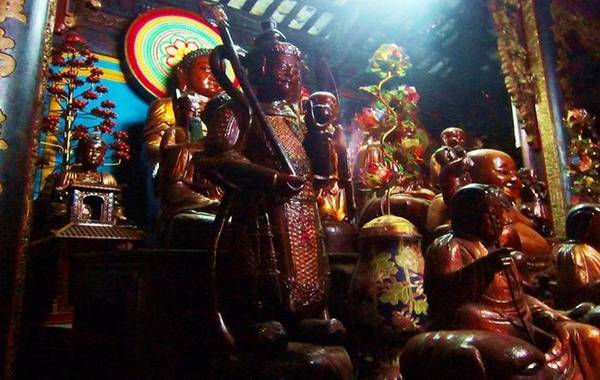 Chùa có 153 pho tượng, đa số bằng gỗ. Hầu hết tượng được đánh giá là lâu đời ở Nam Bộ.