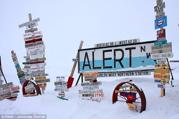 Thị trấn Alert nằm trên đảo Ellesmere thuộc Nunavut, Canada có nhiệt độ trung bình vào tháng 2 là - 33,2 độ C. Nhiệt độ thấp nhất được ghi nhận tại đây là -50 độ C và con người không thể tới đây bằng ôtô. Thị trấn Alert nằm trên đảo Ellesmere thuộc Nunavut, Canada có nhiệt độ trung bình vào tháng 2 là - 33,2 độ C. Nhiệt độ thấp nhất được ghi nhận tại đây là -50 độ C và con người không thể tới đây bằng ôtô.