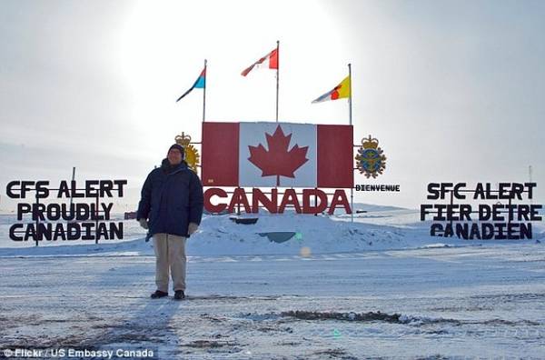 Đại sứ Mỹ tại Canada, David Jacobson, đến thăm thị trấn Alert. Đại sứ Mỹ tại Canada, David Jacobson, đến thăm thị trấn Alert.