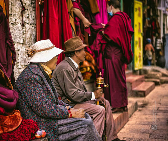 Bạn có thể bắt gặp rất nhiều những nhà sư, người tu hành, các tu sĩ tìm đến miền đất Phật yên bình này.