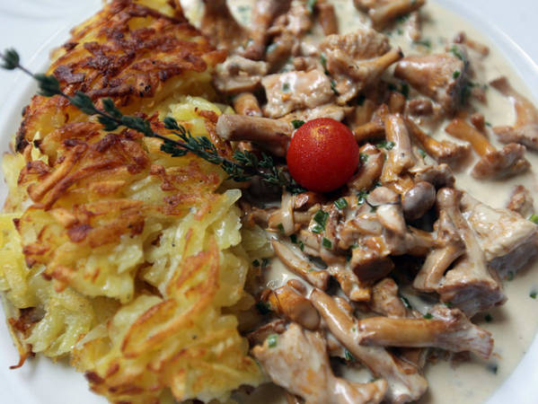 Ở đây, không được quên thưởng thức rosti, món khoai tây sợi chiên của Thụy Sĩ ăn kèm Zürcher geschnetzeltes, món thịt bê nấu với nước sốt rượu vang trắng và kem.