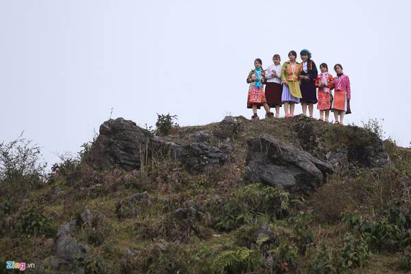 Các em nhỏ tập trung thành từng nhóm trên các đỉnh đồi cao để ngắm cảnh trước khi tập trung về khu lễ hội.