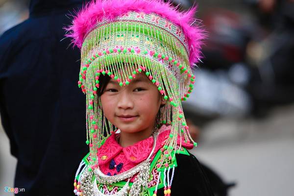 Chiếc nón hết sức cầu kỳ của một cô bé Mông ở Xín Cái, Mèo Vạc.