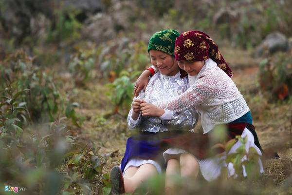  Đôi bạn gái ngồi tâm sự trên sườn núi ở xã Thượng Phùng.