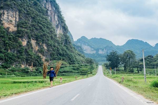  Con đường đưa chúng tôi đến huyện Trùng Khánh của Cao Bằng. Cả đoàn như bị mê hoặc trước cảnh đẹp thiên nhiên hùng vĩ, cuộc sống bình dị của người dân.