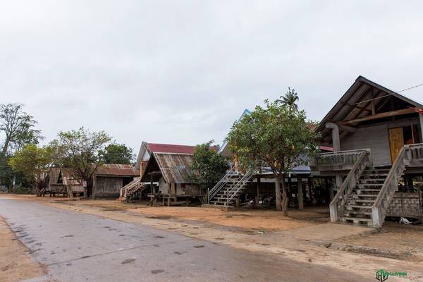Buôn làng của người M’Nong trên đường ra bến thuyền du lịch. Ngoài một số nhà dài cổ làm bằng gỗ, tre nứa thì cũng xuất hiện những nhà dài làm bằng xi măng kiên cố, chắc chắn.