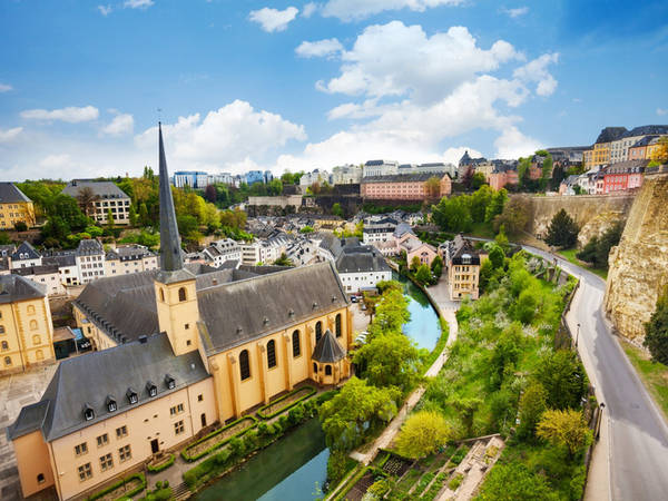 Luxembourg là một quốc gia nhỏ bé nằm giữa Bỉ, Pháp và Đức, không được nhắc đến bởi những đồ ăn thức uống đặc biệt nào, nhưng lại luôn gây được chú ý bởi hệ thống chăm sóc sức khỏe rất tốt, những hoạt động thể chất hiệu quả tại các trường học, nơi công cộng...