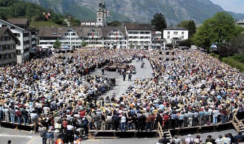 Bất cứ công dân Thuỵ Sĩ nào cũng có quyền phản đối luật và kiến nghị sửa đổi hiến pháp.