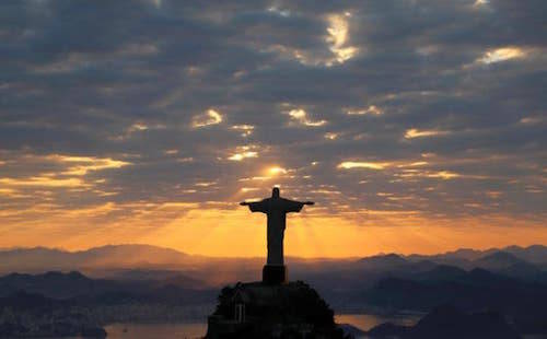 Bức tượng Chúa Kito cứu thế ở Rio de Janeiro nặng 635 tấn, cao 35 mét được công nhận là một trong “Bảy kỳ quan mới của thế giới” năm 2007. Tuy nhiên, bức tượng đã bị hư hại do sét đánh vào năm 2014.