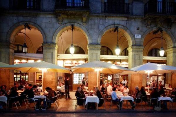 Barcelona (Tây Ban Nha): Thành phố không chỉ có hải sản tươi sống, các quầy tapas của gia đình, mà còn là một trung tâm ẩm thực quan trọng, có sức ảnh hưởng lớn. Barcelona cũng có nhiều nhà hàng sở hữu sao Michelin, đồng thời có nhiều món hấp dẫn tại những nhà hàng giá cả phải chăng.
