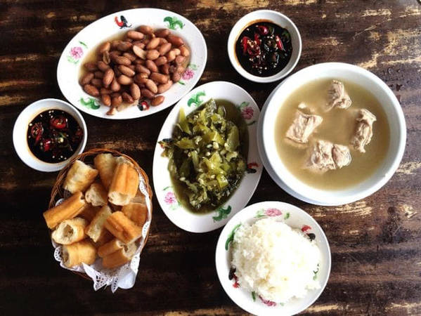 Singapore: Không nơi đâu sánh được với Singapore về sự đa dạng ẩm thực. Ngoài những món ăn đường phố hợp túi tiền phục vụ đồ ăn Malaysia, Trung Quốc và Ấn Độ, nơi đây còn sở hữu những nhà hàng được tặng sao Michelin. Hơn nữa, suốt thập kỷ qua, các đầu bếp trẻ cũng đã tạo ra loại hình ẩm thực hiện đại chỉ xuất hiện tại Singapore.