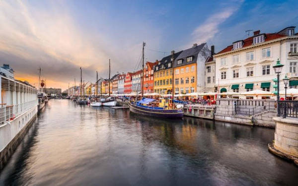 Copenhagen (Đan Mạch): Thủ đô của Đan Mạch có những quán cà phê tuyệt nhất châu Âu, phong trào thưởng thức rượu tiến bộ và chuỗi nhà hàng lý tưởng, xứng đáng để trải nghiệm. Một trong số đó là Amass, nơi du khách có thể dùng bữa trưa trong khu vườn yên tĩnh.