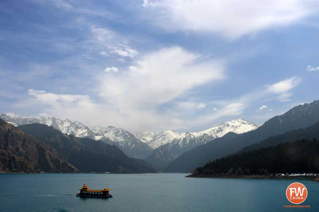 Đây là Hồ Thiên Trì , con hồ tuyệt đẹp nằm ngay ở thủ phủ Urumqi của Tân Cương. Du khách đến đây sẽ được ngắm mặt nước trong xanh phẳng lặng nằm giữa rừng cây, đồng cỏ và núi tuyết. Ảnh: farwestchina.