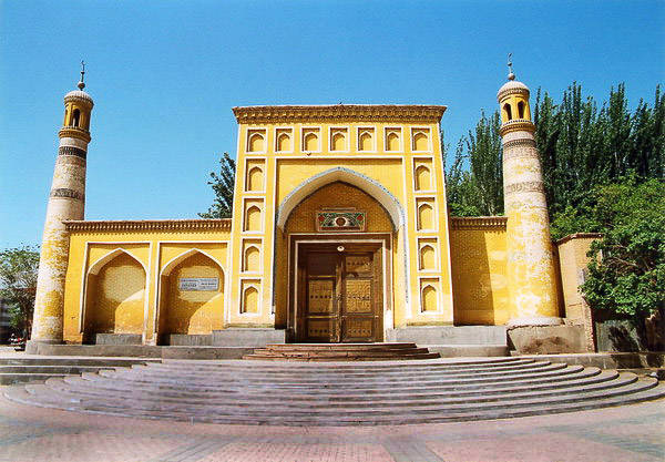 Id Kah Mosque là một trong số ít các đền thờ hồi giáo ở Tân Cương. Đền thờ được xây bằng gạch vàng, có sân lớn bên trong làm nơi tụ tập của hàng vạn người đàn ông Uyghur mỗi khi có lễ hội của người Hồi giáo.