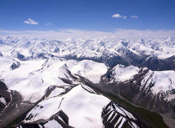 Hàng trăm đỉnh núi phủ tuyết trắng xóa trên dãy Thiên Sơn mê hoặc bất cứ ai đến với Tân Cương. Dãy núi hùng vĩ này chạy xuyên qua trung tâm Tân Cương, trở thành một Di sản thế giới của UNESCO vào năm 2013.