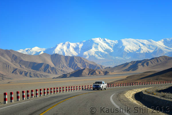 Những ai đã từng đi dọc tuyến đường cao tốc nổi tiếng Karakoram Highway đều phải thán phục trước cảnh tượng ngoạn mục của dãy núi Karakoram. Karakoram có đỉnh núi K2 cao thứ hai thế giới và nhiều đỉnh núi cao trên 8000m nhất trên thế giới.