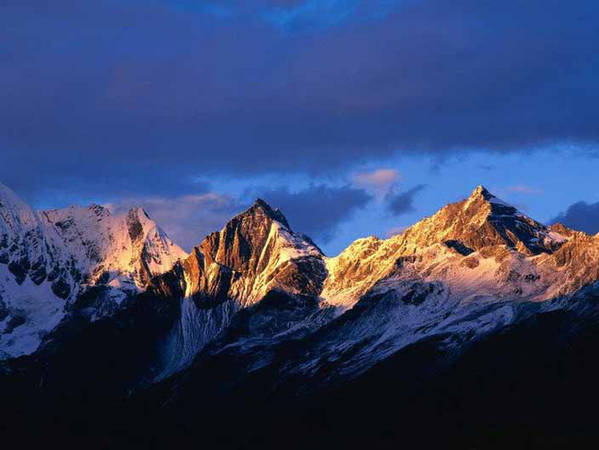 Núi Côn Lôn chạy dọc biên giới giữa Tân Cương và Tây Tạng. Nếu đến Núi Côn Lôn, bạn sẽ có cơ hội được đi trên đường cao tốc Tây Tạng – Tân Cương, con đường trên núi cao nhất thế giới.