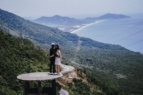 Bộ ảnh cưới đẹp đến bất ngờ với phong cảnh đầy mênh mông của Việt Nam. Cặp đôi này đã tự chụp bức ảnh tuyệt đẹp với cảnh sắc hoang sơ, bụi rậm và nhiều địa điểm thú vị. Nếu bạn đam mê du lịch và yêu đất nước Việt Nam, hãy đến xem bộ ảnh này ngay.