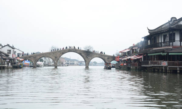 Cổ trấn có 36 cây cầu vòm đá bắc ngang sông làm nhịp nối cho người dân trong làng và xung quanh. Trong đó, cầu Phóng Sinh, cây cầu đá cổ lớn và dài nhất của thành phố Thượng Hải, xây vào năm 1571, được coi là biểu tượng của cổ trấn.