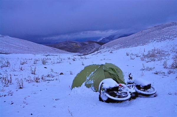 Căn lều và chiếc xe đạp bị tuyết phủ ở Tajikistan - nơi Tan rất yêu thích - Ảnh: The Star