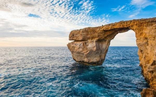 Azure Window, biểu tượng nổi tiếng của đảo Malta, nay chỉ còn trong ký ức. Ảnh: Alamy.