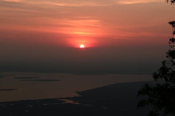 Khoảng 5h45 mặt trời bừng đỏ trên nền trời, hắt những vệt nắng hồng xuống lòng hồ Dầu Tiếng, khiến bức tranh thôn quê ngày mới tràn đầy sức sống. 