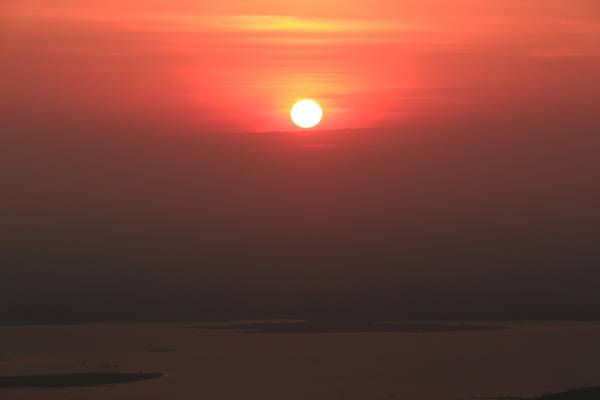 Bình minh trên Hồ Dầu Tiếng, góc nhìn từ núi Bà Đen.