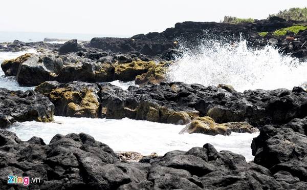 Sóng biển lùa vào những khe đá rêu phong, tạo nên những cột sóng cao kỳ thú, khiến du khách liên tưởng đến núi lửa phun trào thuở trước.