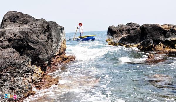 Những cụm đá trầm tích núi lửa vươn mình ra biển, tạo luồng lạch dẫn sóng nước kỳ thú ở đảo Lý Sơn.