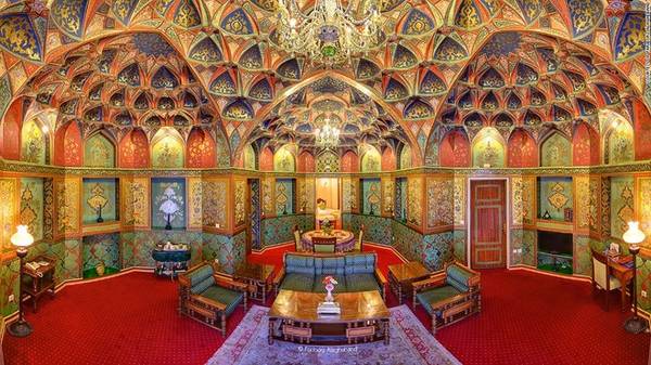 Khách sạn cổ nhất Iran cũng là khách sạn đẹp nhất khu vực Trung Đông, Abbasi, mở cửa từ những năm 1700 có thiết kế điển hình cho văn hóa Ba Tư.