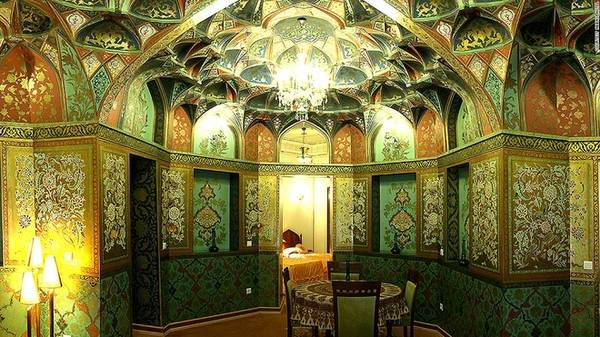 Căn phòng đẹp nhất trong khách sạn là phòng hai giường ngủ Safavid Suite, được lấy cảm hứng và đặt theo tên của một trong những triều đại quan trọng nhất lịch sử Iran.