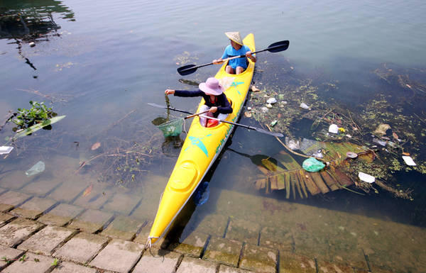 Giữa tháng 2, anh Nguyễn Văn Long (34 tuổi, Công ty Du lịch Hội An Kayak tours) mở tour du lịch chèo thuyền kayak vớt rác trên sông Hoài. Mới đi vào hoạt động nhưng loại hình dịch vụ này đã thu hút được nhiều khách du lịch nước ngoài lẫn trong nước tham gia.