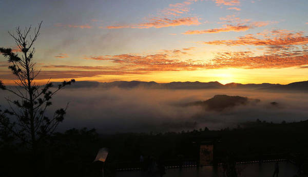 Mặt trời lên tạo ra những ráng mây vàng óng ả trên những rặng núi - Ảnh: PHAN HUY