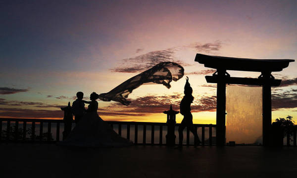 Một cặp đôi chụp hình cưới trong khoảnh khắc Mặt trời mọc tại Pháp Ấn Sơn - Ảnh: PHAN HUY